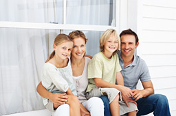 Familie auf Veranda